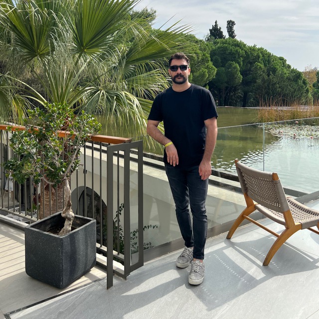 حسام نیکخواه برنامه نویس وب ، نرم افزار ، طراح سیستم های iot 